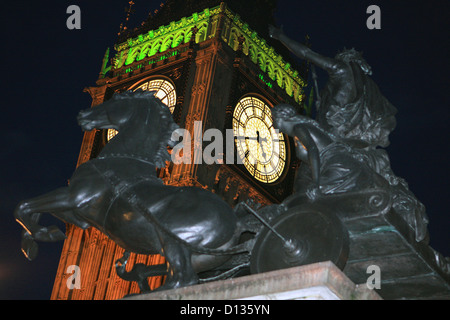 Nachtansicht der He-Statue von Boadicea in Westminster und Big Ben im Hintergrund Stockfoto