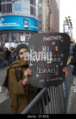 Pro-palästinensische Demonstranten in Times Square, New York; über die jüngste Zunahme der Kämpfe zwischen Hamas im Gaza-Streifen und Israel. Stockfoto