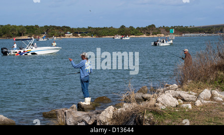 Eröffnungstag für Snook Angeln im Sebastian Inlet State Park am Atlantik an der Ostküste von Florida Stockfoto