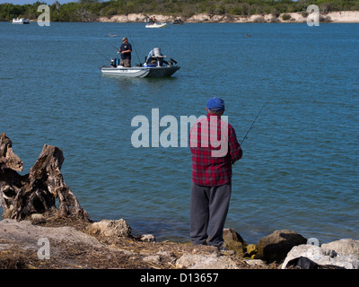 Eröffnungstag für Snook Angeln im Sebastian Inlet State Park am Atlantik an der Ostküste von Florida Stockfoto