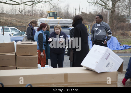 Hurricane Sandy Relief Center entlang der Jersey Shore in Monmouth County, New Jersey. Freiwillige mit VertreterInnen von NGOs relief Stockfoto