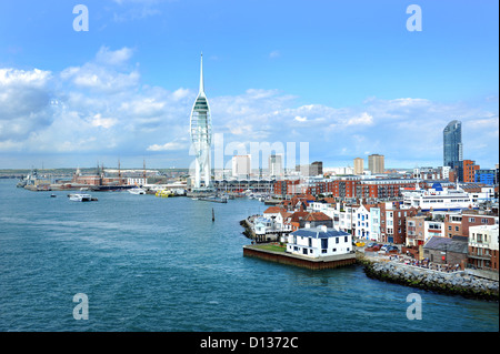 Der Spinnaker Tower und dem Hafen von Portsmouth, Hampshire, England. Stockfoto