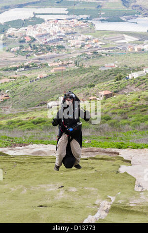 Konkurrenten auf dem Sprung off Punkt oberhalb der Küste beim offenen internationalen Rennrodel-Wettbewerb in Adeje, Teneriffa, Kanarische Inseln. 6. bis 9. Dezember 2012. 110 Teilnehmer aus 14 Nationen nehmen an der Veranstaltung teil. Stockfoto