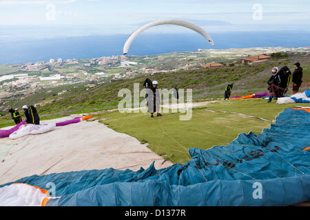 Konkurrenten auf dem Sprung off Punkt oberhalb der Küste beim offenen internationalen Rennrodel-Wettbewerb in Adeje, Teneriffa, Kanarische Inseln. 6. bis 9. Dezember 2012. 110 Teilnehmer aus 14 Nationen nahmen an der Veranstaltung teil. Stockfoto