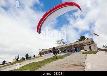 Konkurrenten auf dem Sprung off Punkt oberhalb der Küste beim offenen internationalen Rennrodel-Wettbewerb in Adeje, Teneriffa, Kanarische Inseln. 6. bis 9. Dezember 2012. 110 Teilnehmer aus 14 Nationen nehmen an der Veranstaltung teil. Stockfoto