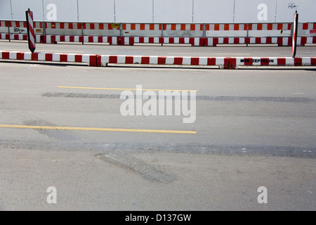 Berlin, Deutschland, Straße Begrenzung an einer Straßenbaustelle Stockfoto