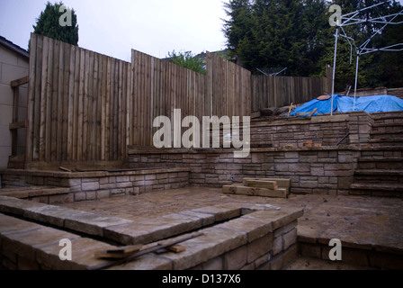 Ein Garten hinter dem Haus wird landschaftlich in Bath Somerset England UK Stockfoto