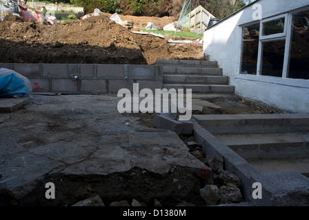 Ein Garten hinter dem Haus wird landschaftlich in Bath Somerset England UK Stockfoto