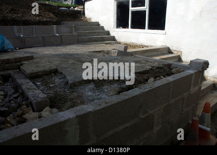 Ein Garten hinter dem Haus wird landschaftlich in Bath Somerset England UK Stockfoto