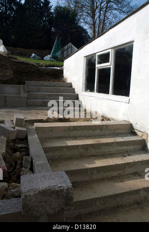 Ein Garten hinter dem Haus wird landschaftlich in Bath Somerset England UK Stockfoto