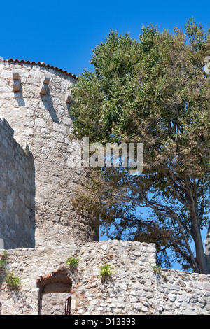 Turm der Frankopan (Kamplin) Burg in den fünf Jahrhunderten, als die Republik von Venedig die Stadt Krk, Kroatien beherrschten. Stockfoto