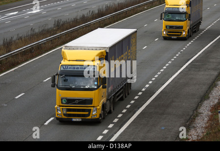 Lastwagen unterwegs entlang der Autobahn M20 in Kent, England Stockfoto