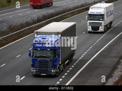 Lastwagen unterwegs entlang der Autobahn M20 in Kent, England Stockfoto