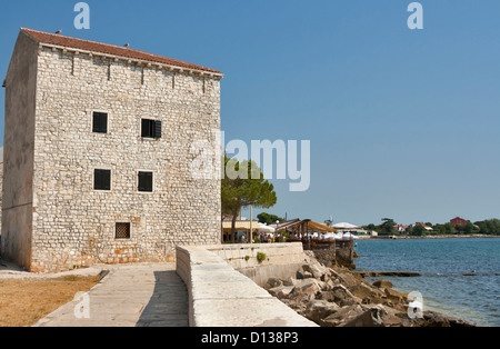 Promenade und altes Haus in der kroatischen Stadt Umag an der Adria Stockfoto