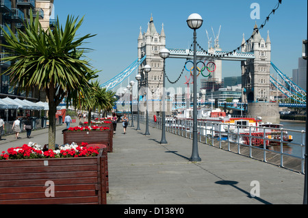 Tower Bridge London mit dem Olympischen Symbol von 2012, von Butlers Wharf. Stockfoto