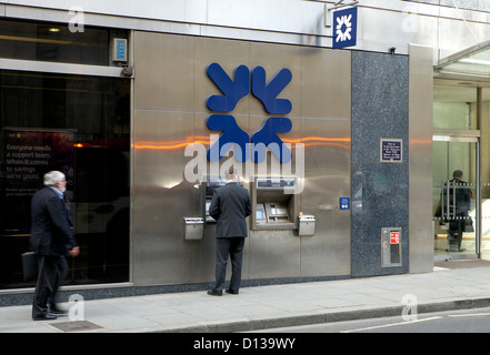 London, Vereinigtes Königreich, ein Kunde am Geldautomaten der Royal Bank of Scotland Stockfoto