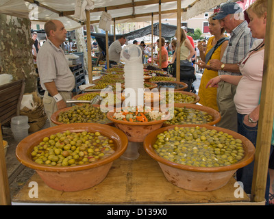 Wöchentlichen Bauernmarkt in Pollenca Mallorca Spanien, viele gute Angebote und noch mehr Touristen Stockfoto