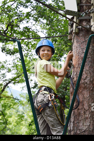 Glückliches Mädchen in den Hochseilgarten Stockfoto