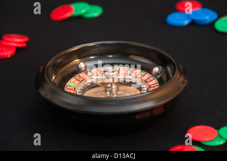 Mini Roulette Rad und Cash-Chips. Stockfoto