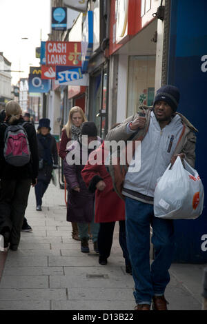 6. Dezember 2012. London UK.  Käufer in eine Hauptstraße in Clapham. Der Kanzler des Finanzministeriums war gezwungen, zuzugeben, dass die britische Wirtschaft schrumpft weiter während seiner Herbst Haushalt Erklärung an Parlament und eine wirtschaftliche Erholung dauert länger als erwartet Stockfoto