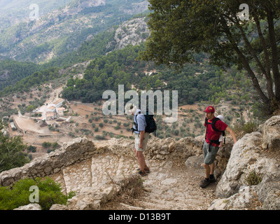 Castillo de Alaro, eine historische Festung auf einem Berg 822 m ist ein großes Ziel für Wanderer in Mallorca Spanien männlichen Wanderer hinunter Stockfoto