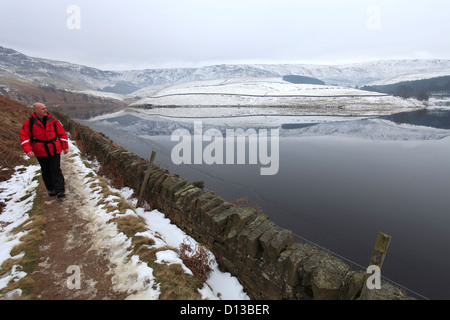 Erwachsene männliche Walker an Kinder Reservoir, Winter, High Peak, Peak District National Park, Derbyshire, England, UK Stockfoto