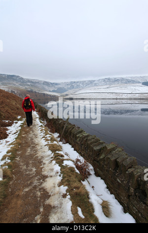 Erwachsene männliche Walker an Kinder Reservoir, Winter, High Peak, Peak District National Park, Derbyshire, England, UK Stockfoto