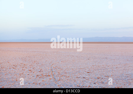 Salt Lake Chott el Jerid in zentralen Tunesien. Bereich mit viel Salz auf Oberfläche ausgetrocknet Stockfoto