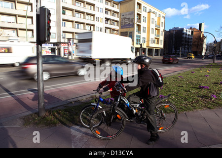 Berlin, Deutschland, warten auf ihre Fahrräder an einer roten Ampel Fahrrad Kinder Stockfoto