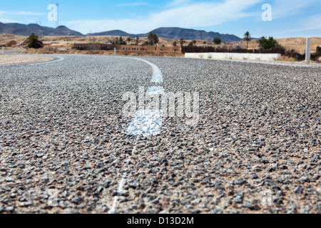 Nahaufnahme der Asphaltstraße mit weißen Linien in Matmata, Tunesien, Afrika Stockfoto