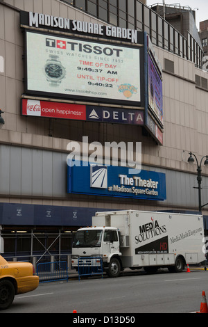 Das Theater am Madison Square Garden Manhattan New York USA Medienlösungen firmeneigenen LKW geparkt außerhalb Stockfoto