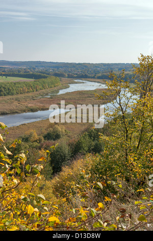 Flusses Ros Blick vom Mar'in Felsen im Herbst. Die Zentralukraine. Stockfoto