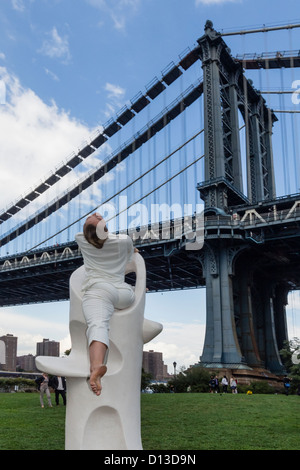 Dumbo-Kunst-Festival, Entasis Skulptur Tanz-Performance, Skyline von Manhattan Stockfoto