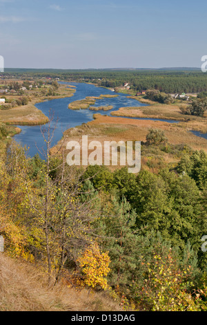 Flusses Ros Blick vom Mar'in Felsen im Herbst. Die Zentralukraine. Stockfoto