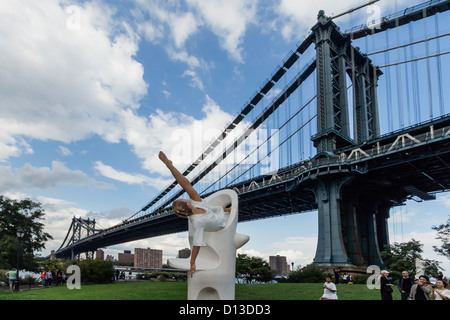 Dumbo-Kunst-Festival, Entasis Skulptur Tanz-Performance, Skyline von Manhattan Stockfoto