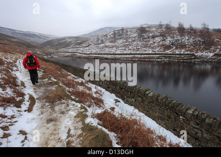 Erwachsene männliche Walker an Kinder Reservoir, Winter, High Peak, Peak District National Park, Derbyshire, England, UK Stockfoto