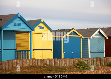 Eins, zwei, 3, 4 Strandhütten an Calshot, Hampshire im November Stockfoto