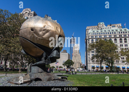 Die Kugel Skulptur, Batterie Park, finanzielle in Manhattan, NYC Stockfoto