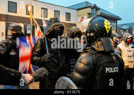 6. Dezember 2012, Newtownabbey, Nordirland. PSNI Offiziere in Kampfmontur versuchen, rund 150 Demonstranten zu löschen, nachdem sie die Hauptstraße durch Walker blockieren.  Loyalisten in verschiedenen Teilen von Nordirland inszenieren eine dritte Nacht der Proteste gegen die Anschluß-Markierungsfahne von Belfast City Hall entfernt wird. Stockfoto