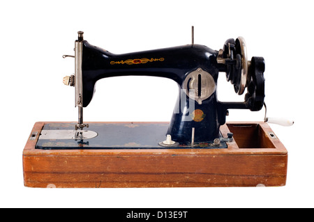 alte schwarze Nähmaschine auf weißem Hintergrund Stockfoto