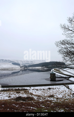 Winterschnee über Kinder Stausee in der Nähe des Dorfes Hayfield, High Peak, Peak District National Park, Derbyshire, England, UK Stockfoto