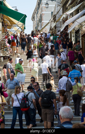 Touristen an den Aufgängen der Rialto-Brücke in Venedig, Italien Stockfoto