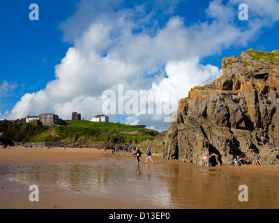 Castle Beach in Tenby ein Badeort in Pembrokeshire South Wales UK mit St. Catherines Island sichtbar auf der rechten Seite Stockfoto