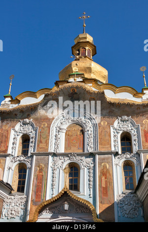 Gate Dreifaltigkeitskirche (Heiligen Tore) der Kiewer Höhlenkloster. Es entstand 1106-1108. Stockfoto