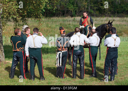 Ein Kapitän eines Pferdes Chasseurs der kaiserlichen Garde diskutieren Strategie mit seinen Männern bei Borodino, Russland Stockfoto