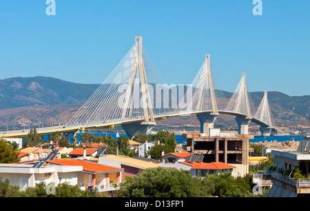 Kabel gebliebene Brücke von Patras Stadt in Griechenland. Auch Rion-Antrion Brücke genannt. Stockfoto