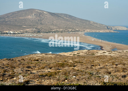 Meer-Landschaft mit Land Hals und Surfer. Prassonissi Kap, westliche Küste von Rhodos, Griechenland. Stockfoto