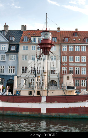 Copenhagen Leuchtturm Boot auf dem Nyhavn Kanal, Dänemark Stockfoto