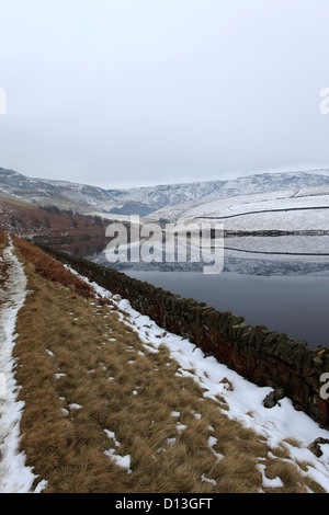 Winterschnee über Kinder Stausee in der Nähe des Dorfes Hayfield, High Peak, Peak District National Park, Derbyshire, England, UK Stockfoto