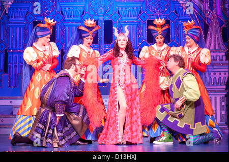 London, UK - 6. Dezember 2012: Priscilla Presley führt als die böse Königin während der Foto-Shooting für Snow White and The Seven Dwarfs New Wimbledon Theatre. Schauspielerin Priscilla Presley macht ihr Pantomime und Londoner Bühnendebüt als die böse Königin kam von Film und TV Sterne Warwick Davis als Prof und lustig Mann, auch seine Pantomime-Debüt als Herman die Handlanger macht, der Jarred Weihnachten. Stockfoto